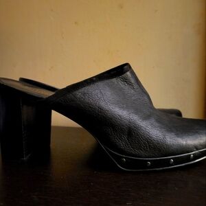 Women's leather clogs